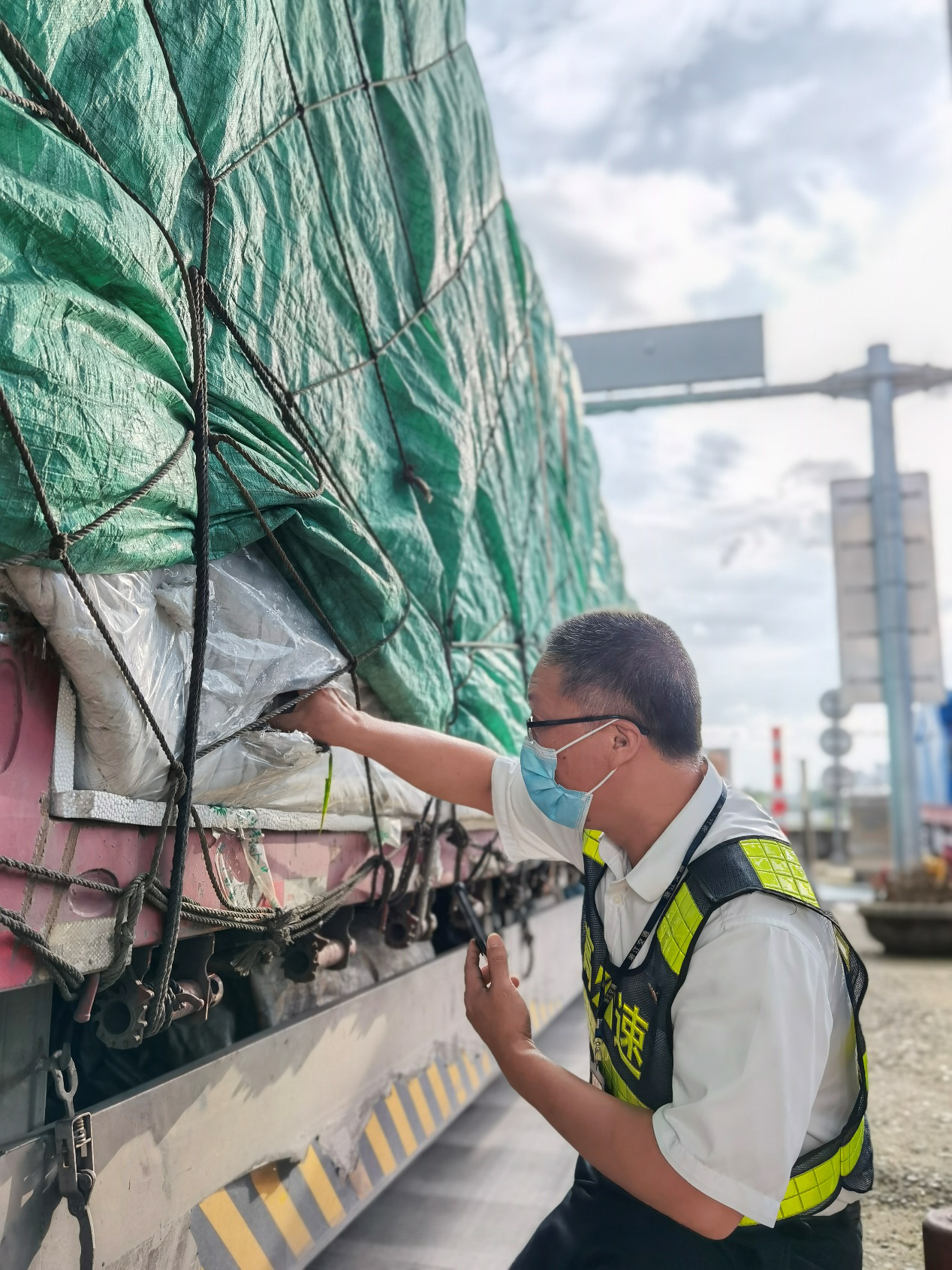 1629448307797694.png 陸冰在查驗(yàn)綠農(nóng)車(chē)周峰拍攝.png