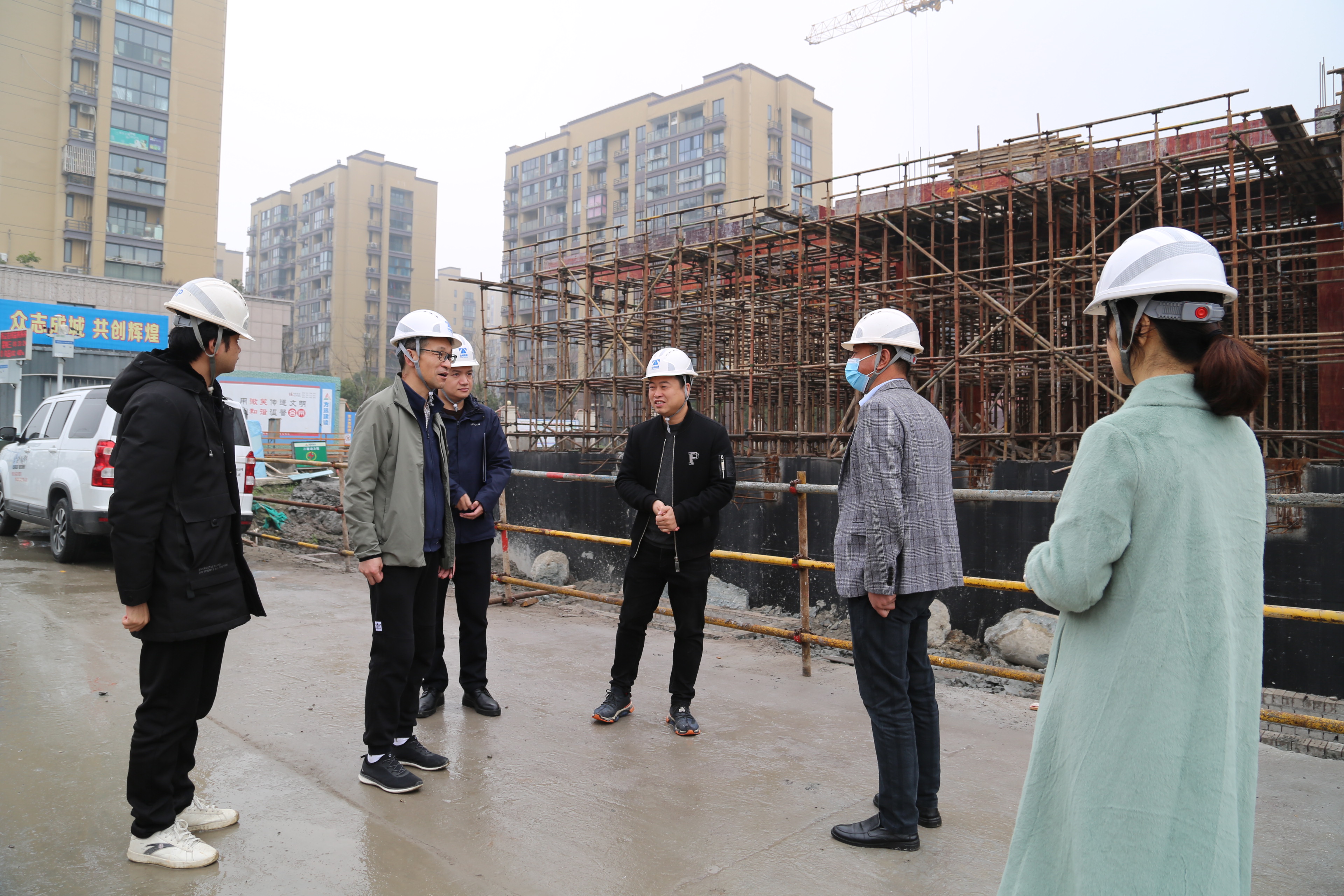 1646275316994417.jpg 圖為 檢查組在項目工地檢查.JPG