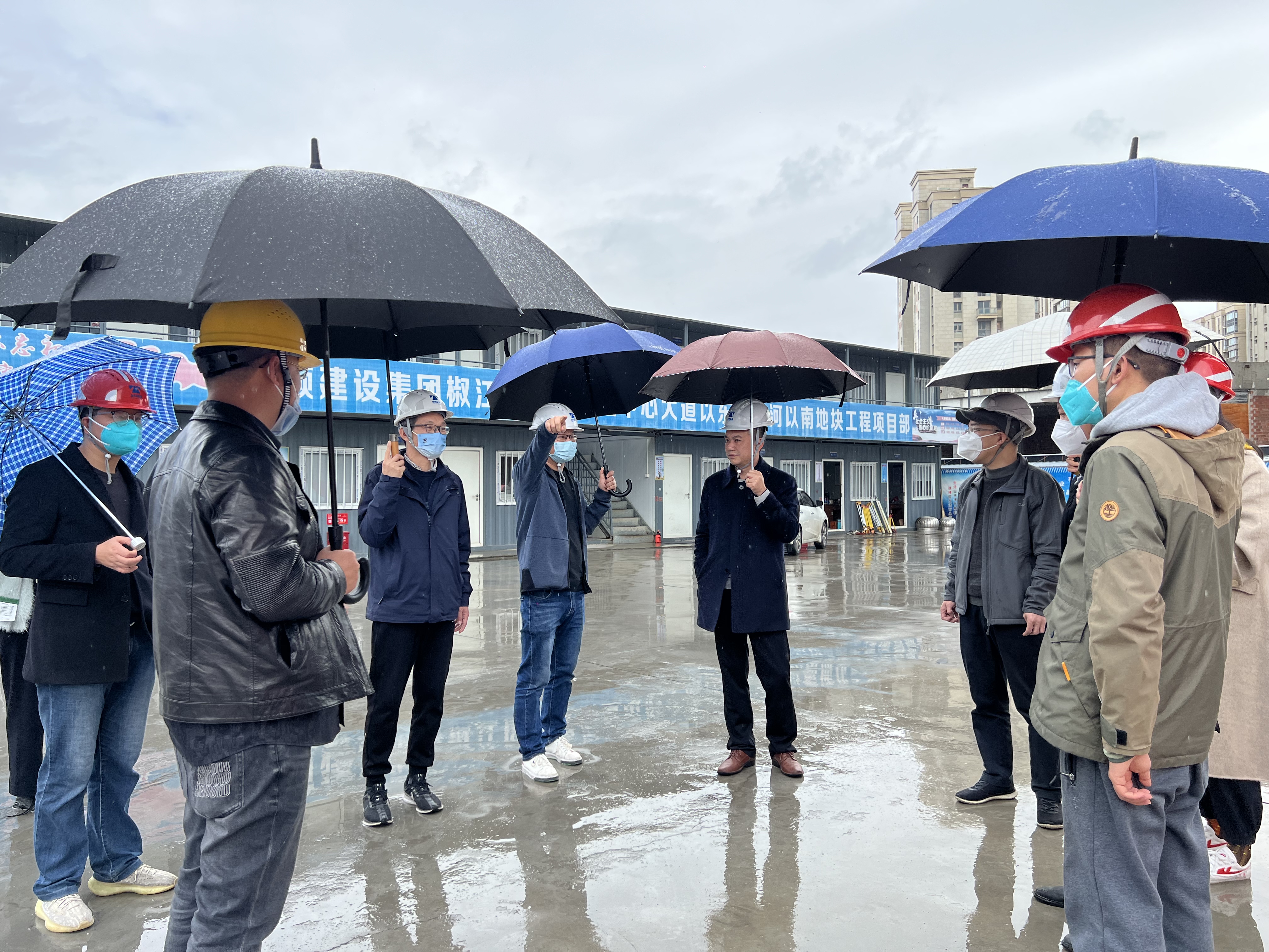 1673570778248829.jpg 圖為 檢查組在云禧悅府工地4.jpg