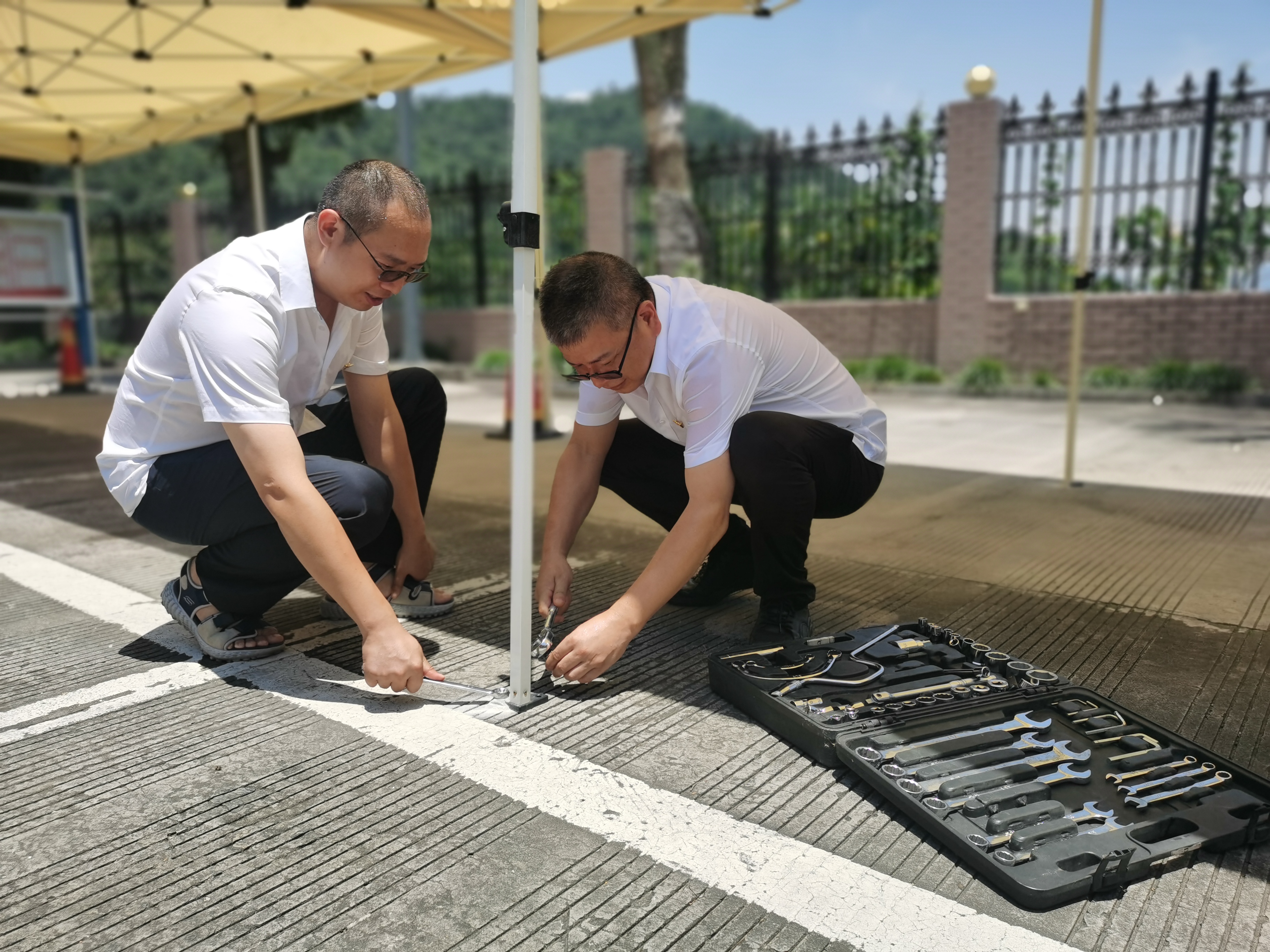 1688603271264480.jpg 給遮陽(yáng)棚安裝螺絲固定.jpg