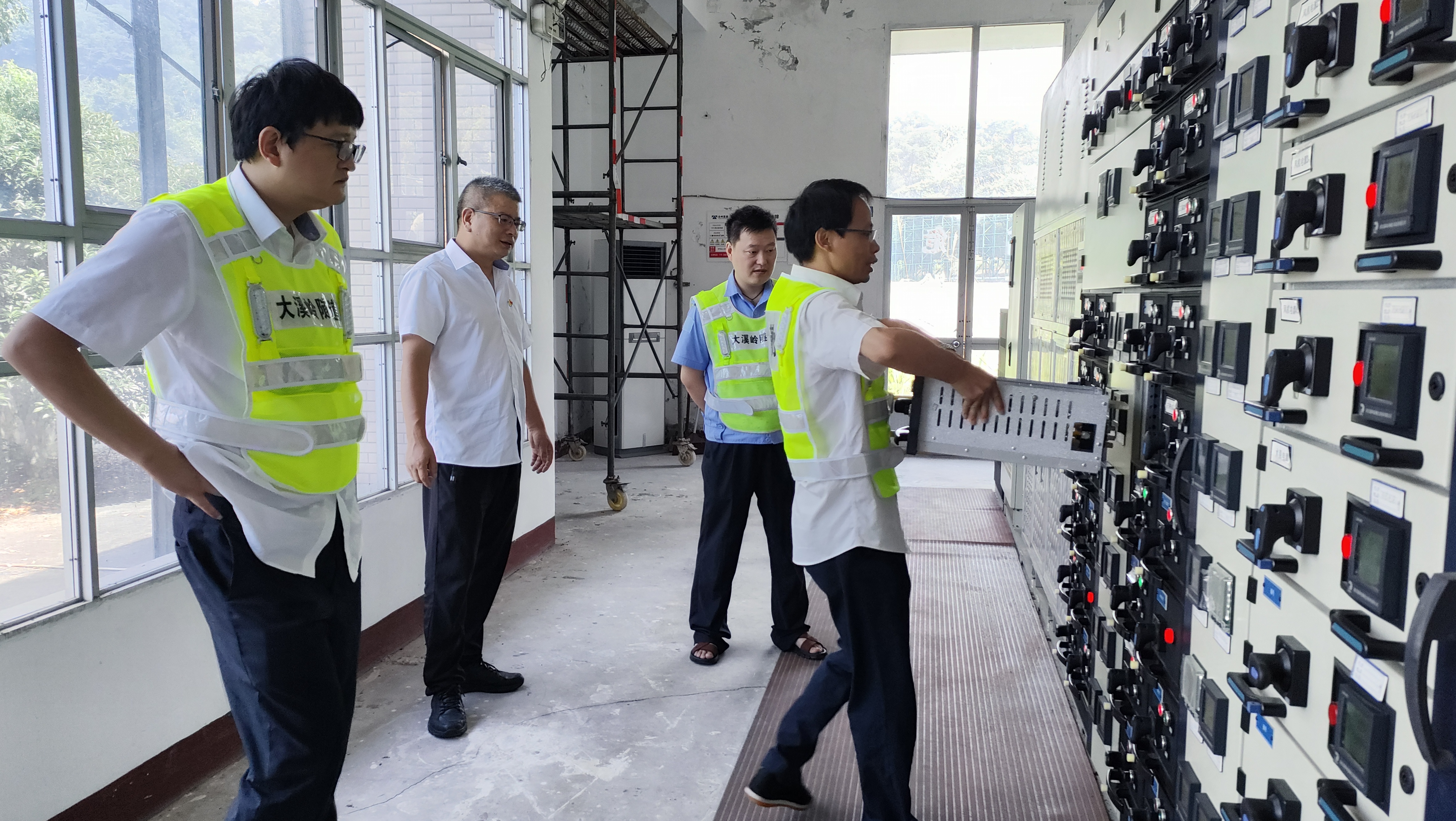 1688603471514265.jpg 低壓室開關(guān)柜操作 陳旦平攝.jpg