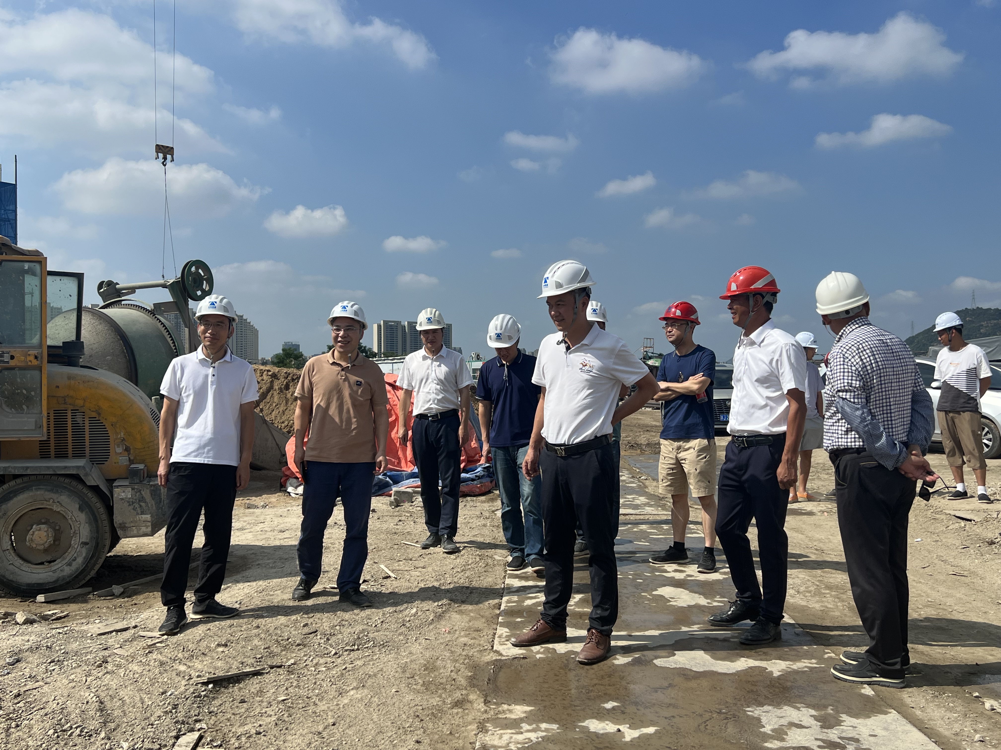 1695876164835467.jpg 羅總云耀芳華安全檢查(房產(chǎn) 項淑珍拍攝).jpg