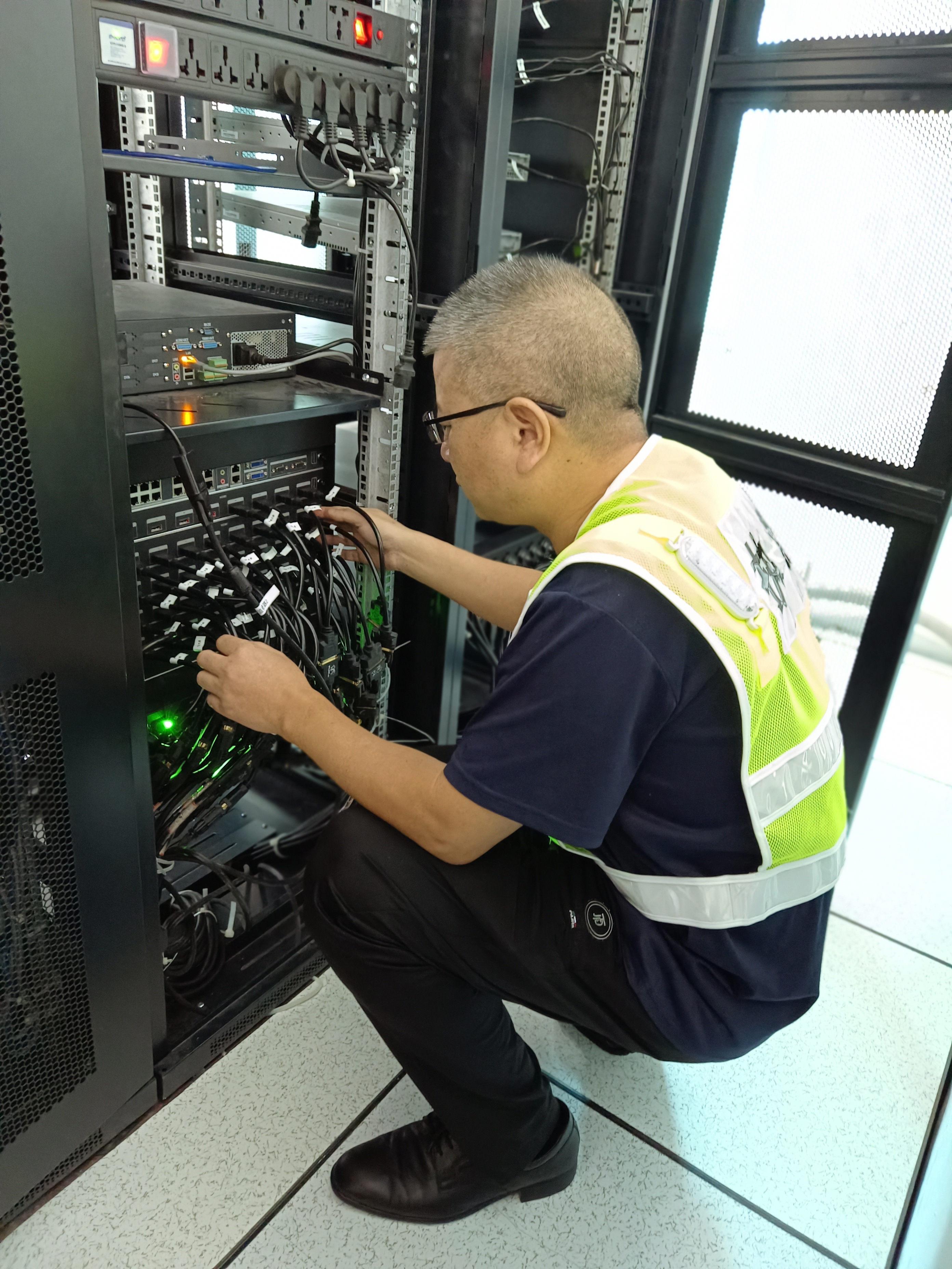 1697786096998997.jpg 20231018 金衛(wèi)軍正在檢修線路 陳智慧攝.jpg