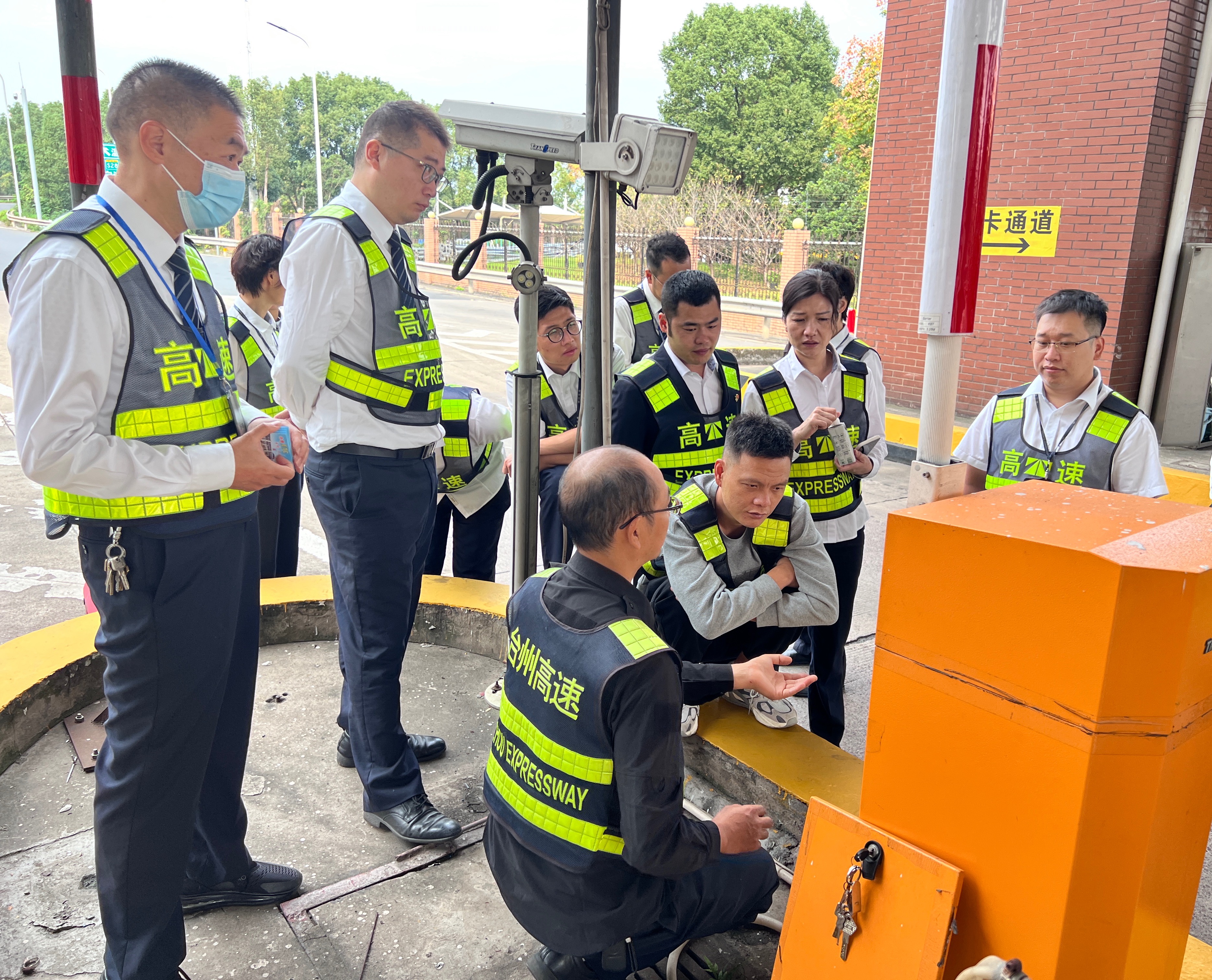 1698719781444491.jpg 收費(fèi)車道講解欄桿機(jī)安全使用--袁莉攝..jpg