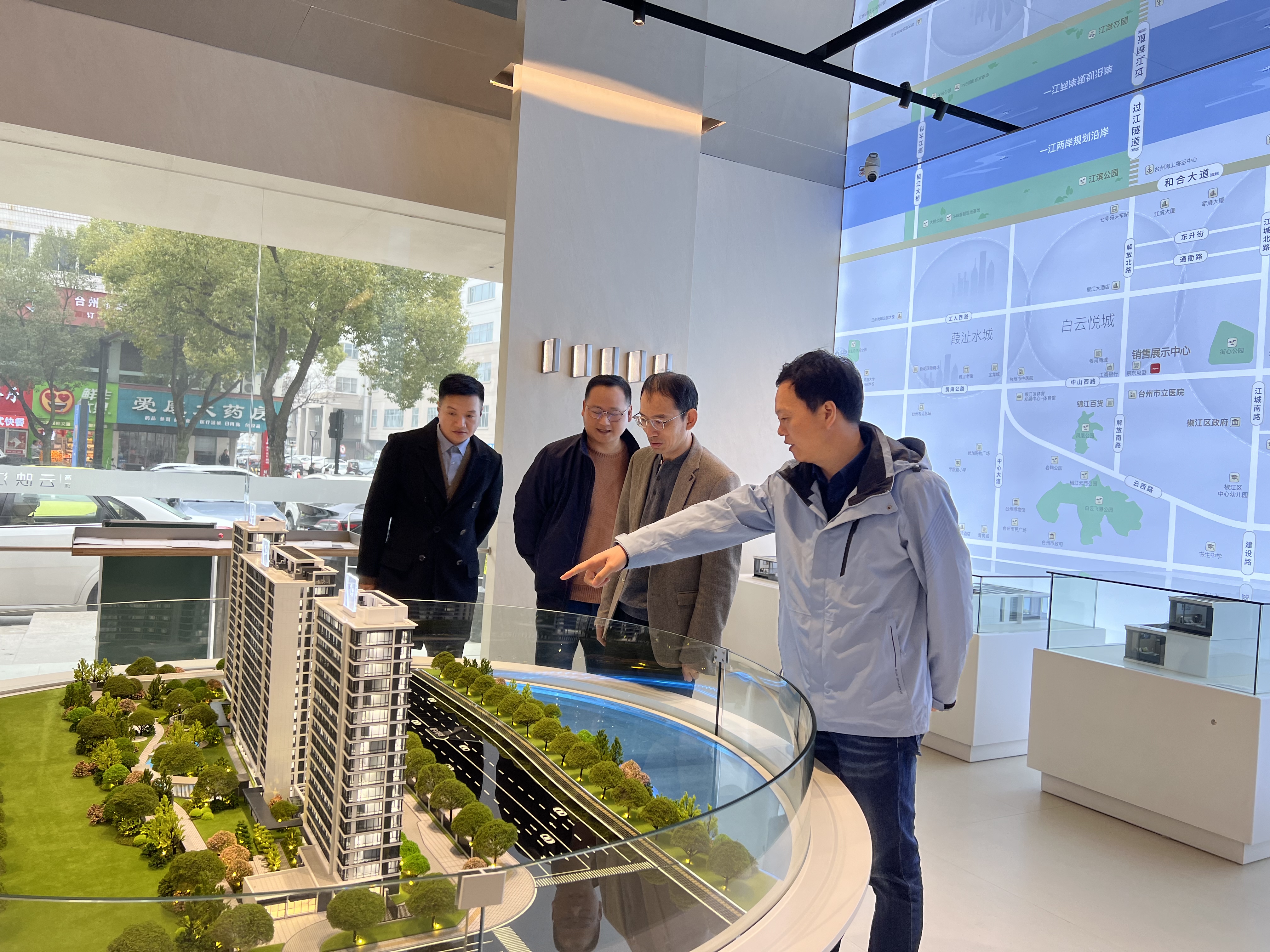 1708586352572881.jpg 檢查組到云映江華府展廳檢查.jpg